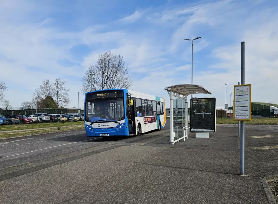 Stația de autobuz a liniei 6 la dreapta terminalului