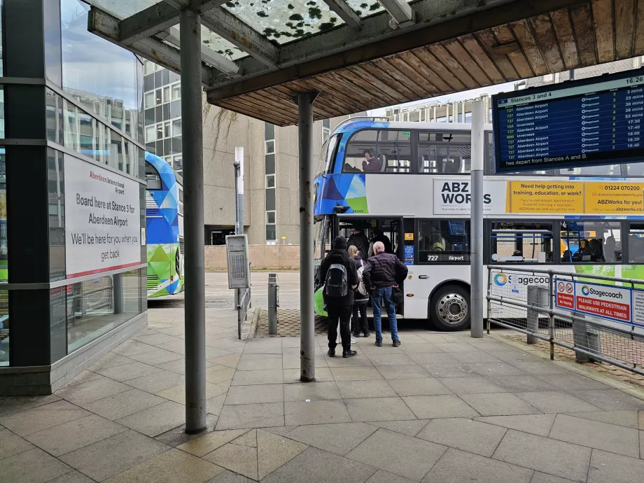 Stația (numărul 3) a autobuzului 727 de la aeroport la Union Square