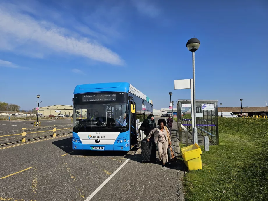 Stație de autobuz în fața terminalului (direcția Inverness și Nairn)