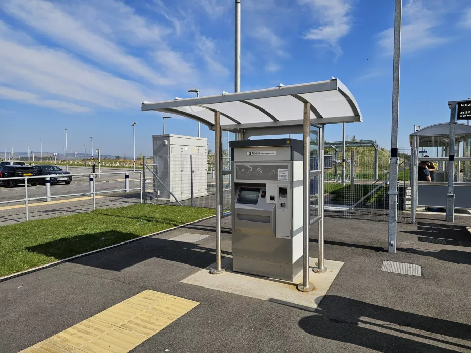 Distribuitor automat de bilete pe peronul trenului