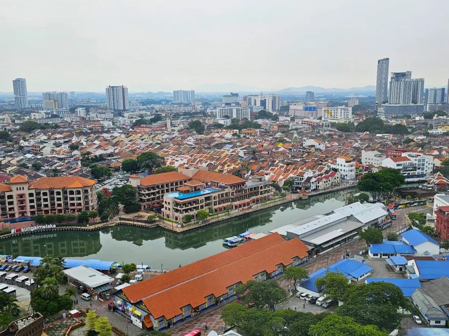Vedere a centrului istoric din Malacca din Taman Sari