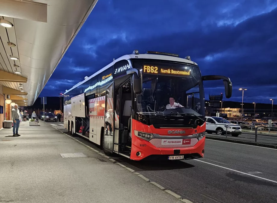 Flybussen în fața terminalului