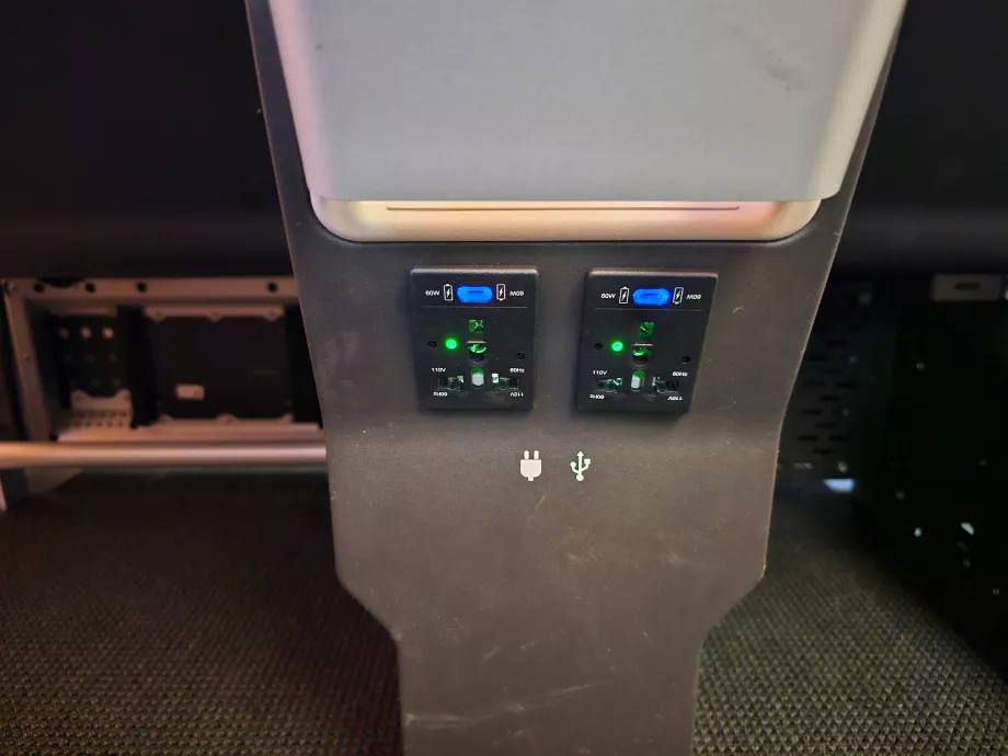 Priză universală și porturi USB-C