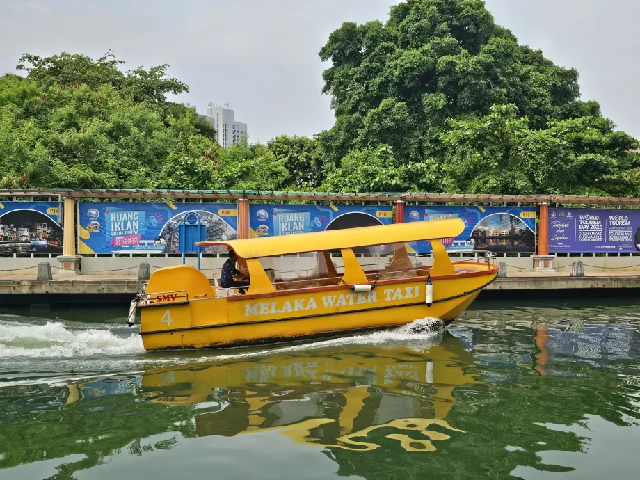 Melaka Taxi pe apă