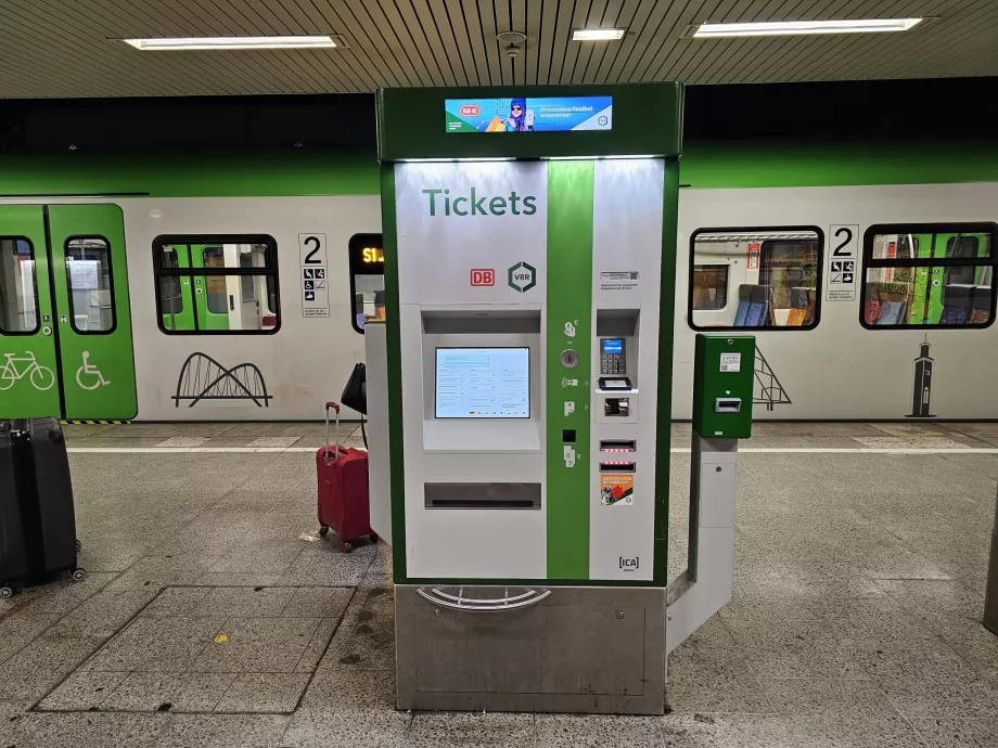 Distribuitor automat de bilete pe peron