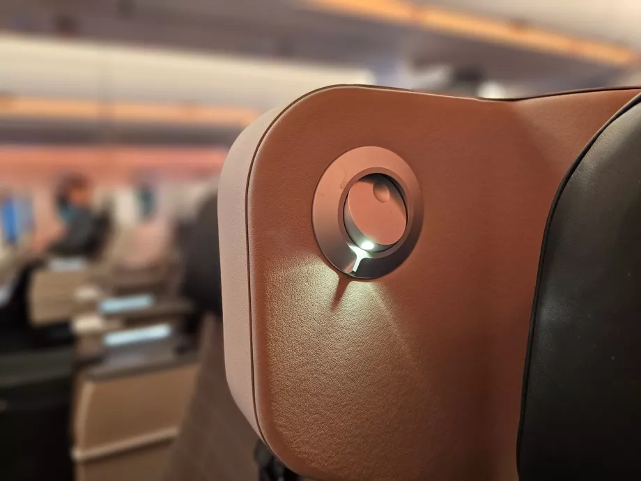 Lampă de citit lângă scaun