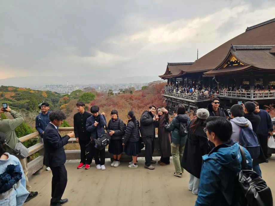 Kiyomizu-dera, o perspectivă cu mulțimi de oameni