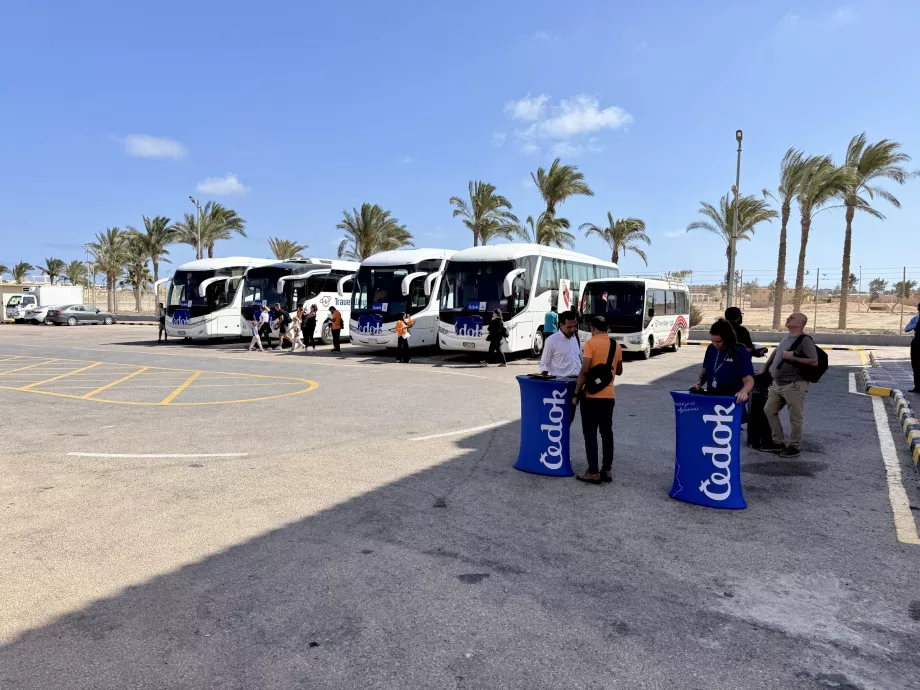 Autobuze de la aeroport la stațiunile hoteliere