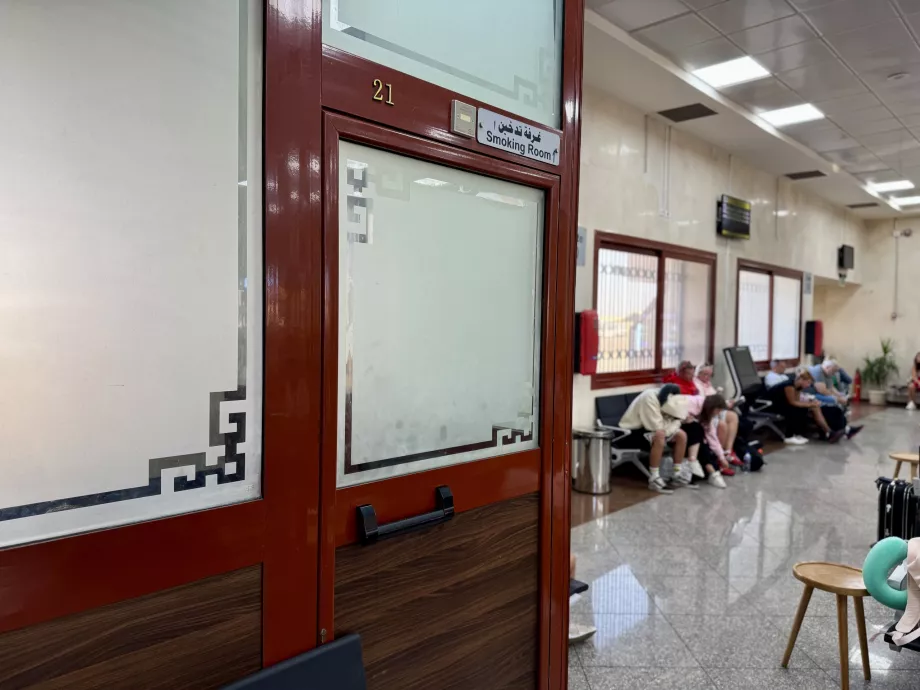Cameră de fumători în sala de plecări