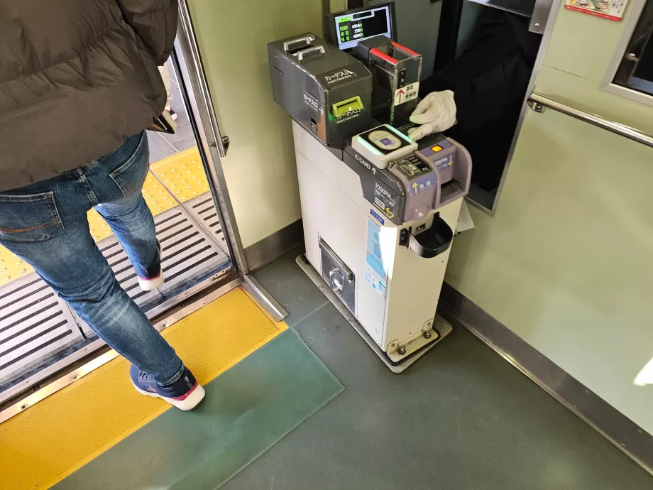 Plata biletului de tramvai la coborârea din tramvai