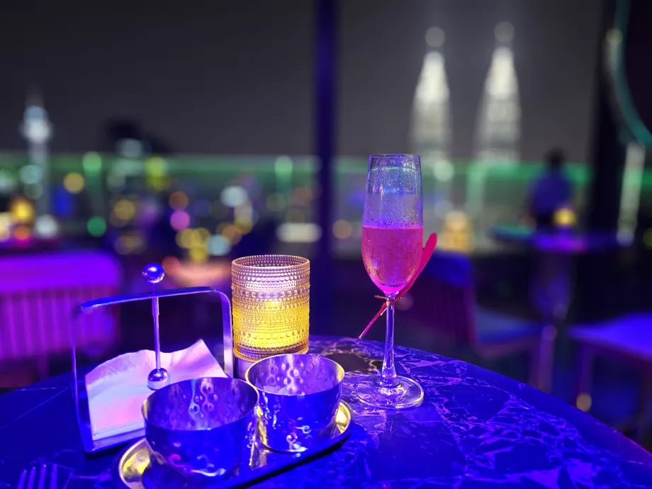 Cocktail în barul hotelului