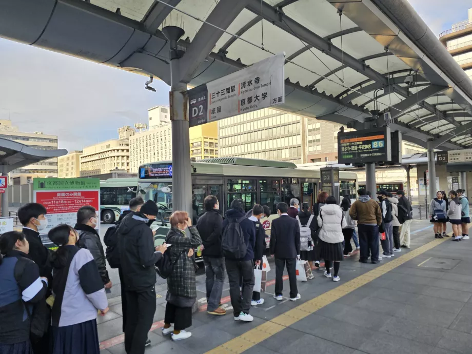 Coadă pentru autobuzul urban