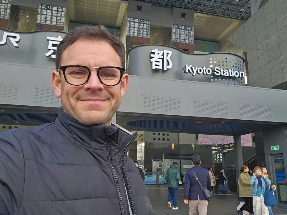 Eu în fața gării Kyoto