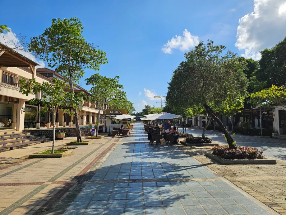 Stradă comercială între sala de plecări și cea de sosiri, parte publică