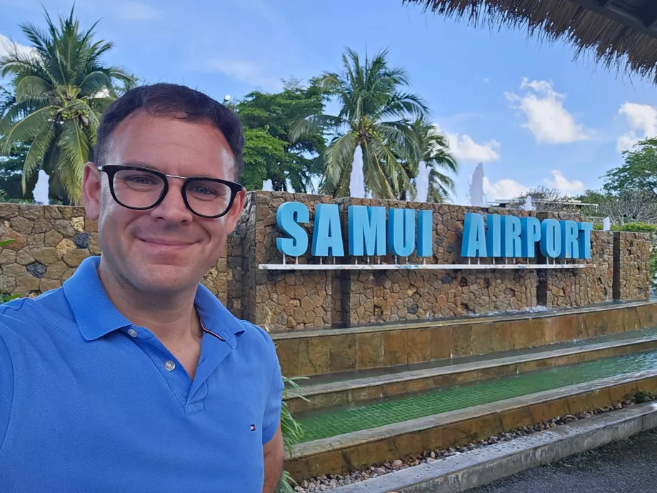 Eu în fața aeroportului Koh Samui