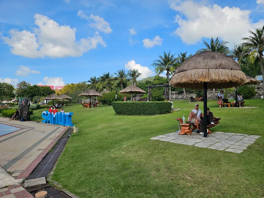 Foișoare în fața aeroportului, partea publică