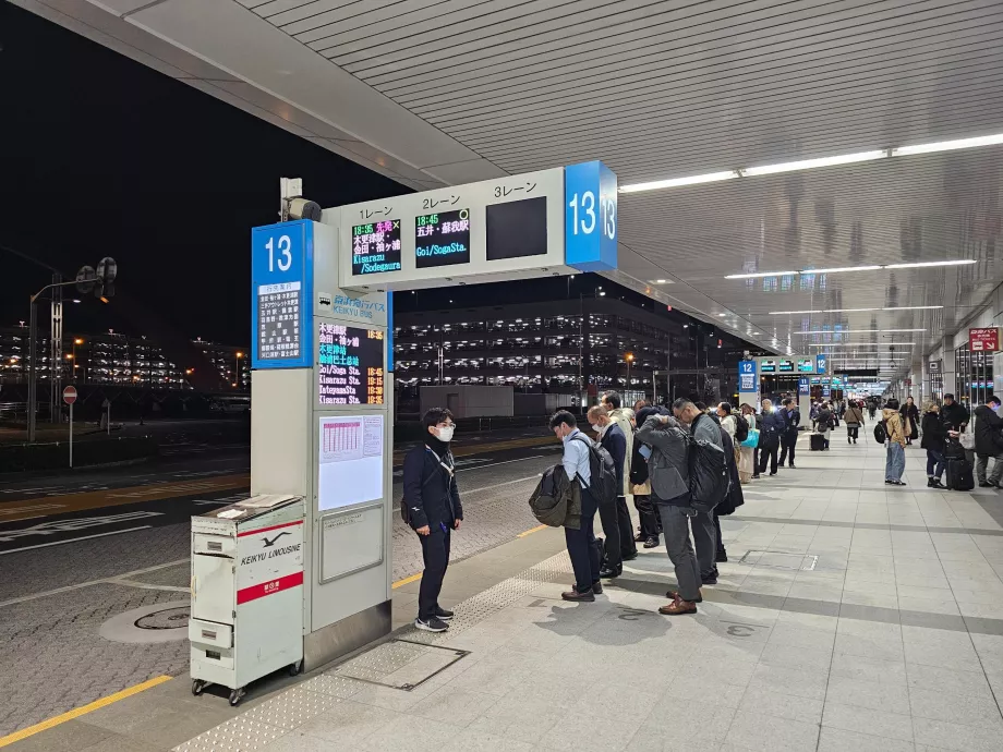 Stații de autobuz în fața Terminalului 1