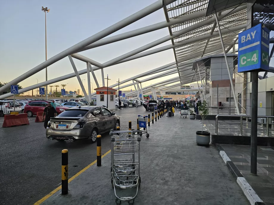 Punct de preluare Uber în fața terminalelor 2 și 3