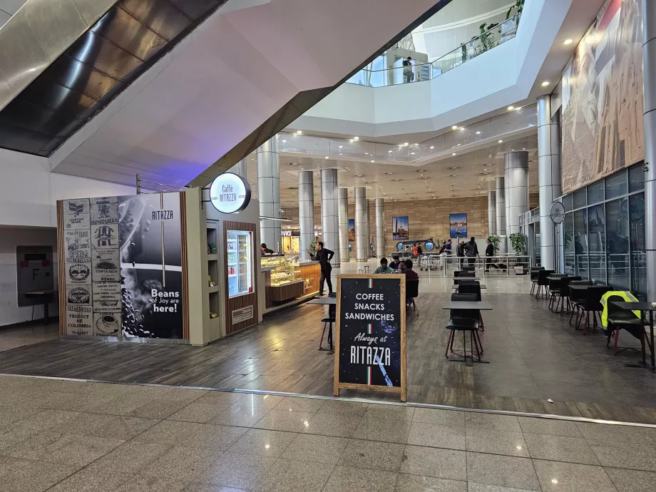 Cafenea în zona publică a Terminalului 3, Sosiri