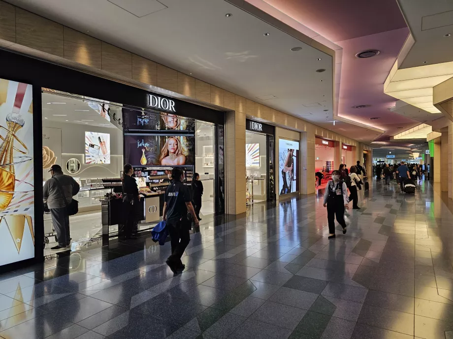 Magazine în zona de tranzit a Terminalului 3