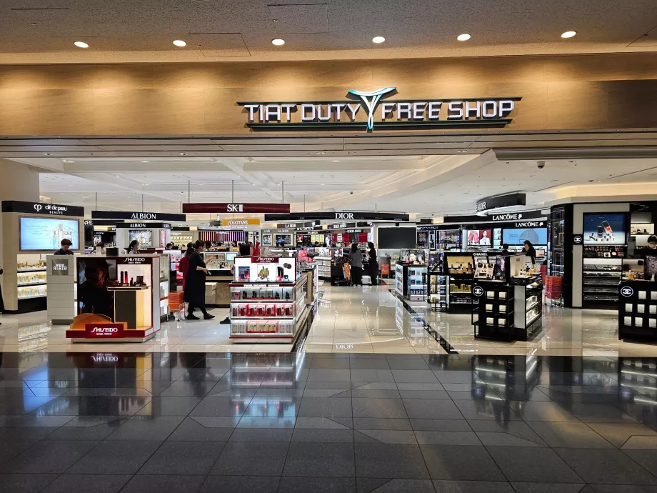 Magazine în zona de tranzit a Terminalului 3