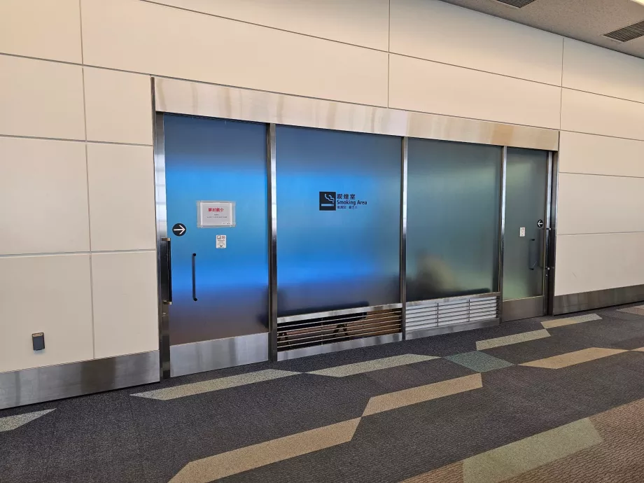 Camere pentru fumători în zona de tranzit