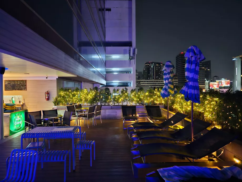 Terasa de lângă piscină în întuneric