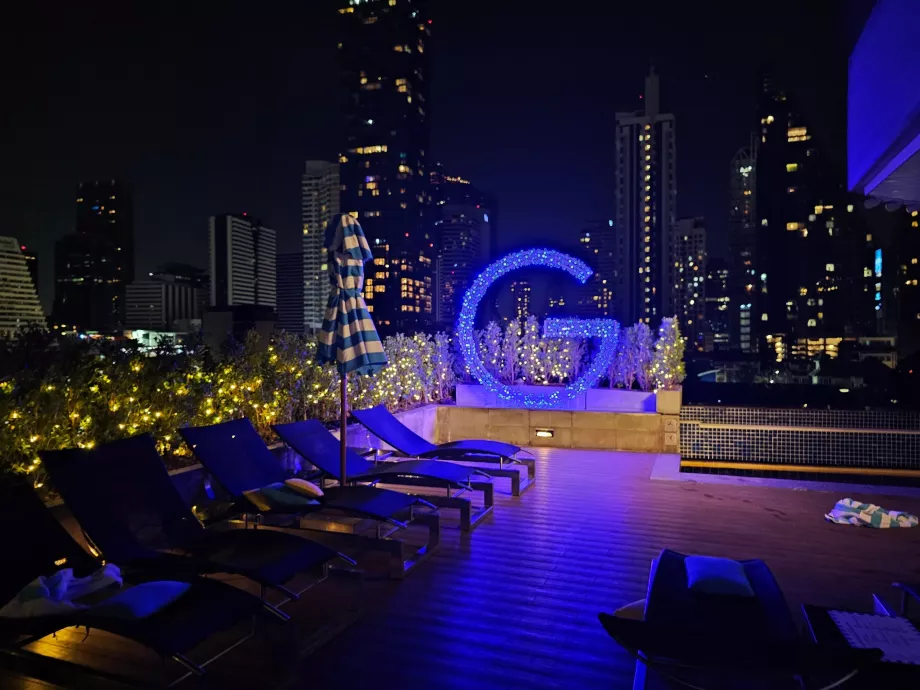 Terasa de lângă piscină în întuneric