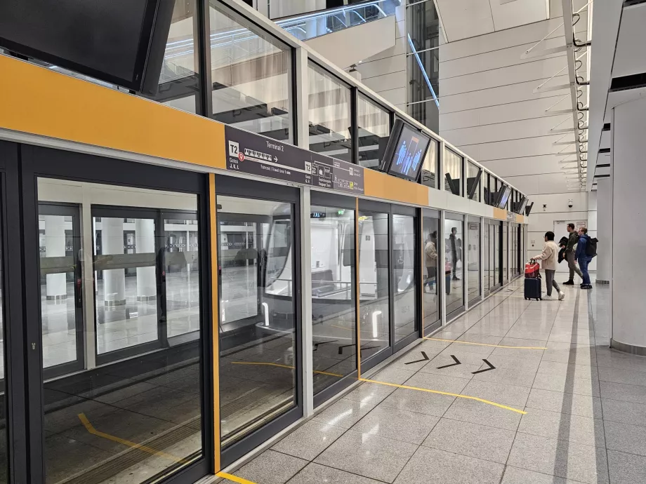 Tren automat de la terminalul satelit la terminalul principal 2