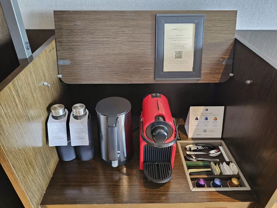 Aparat de cafea și apă gratuite