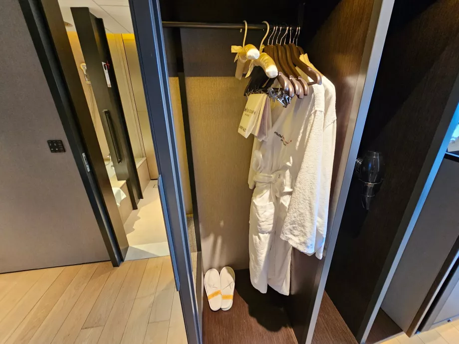 Halate de baie, papuci și uscător de păr