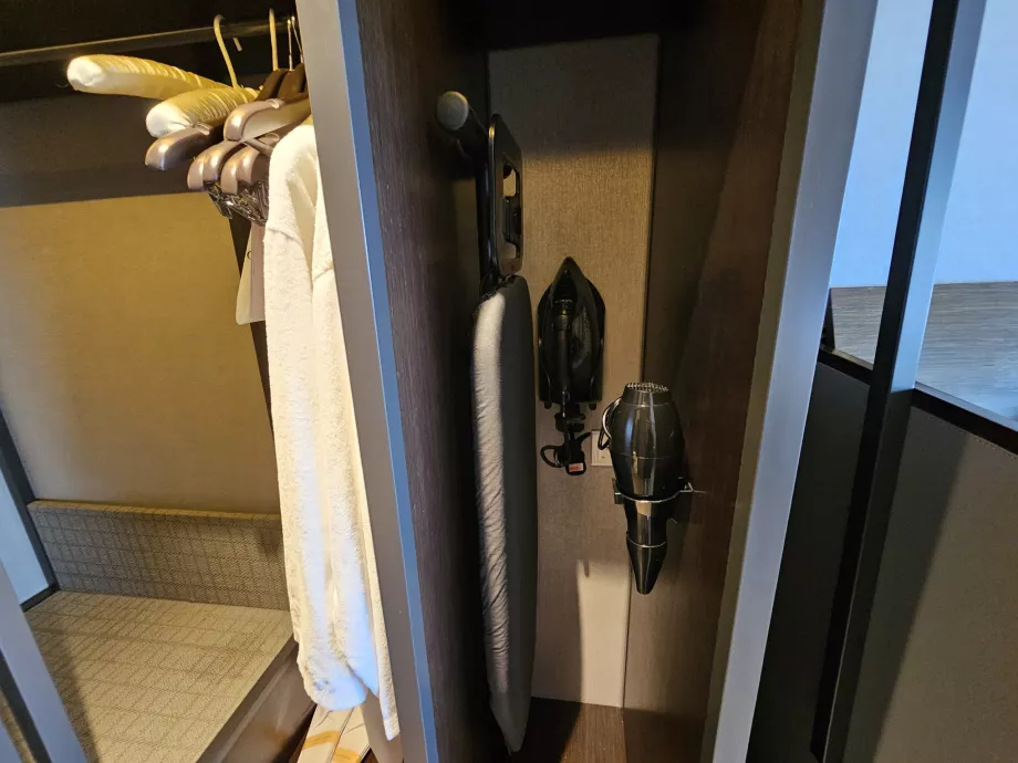 Scândură de călcat și uscător de păr