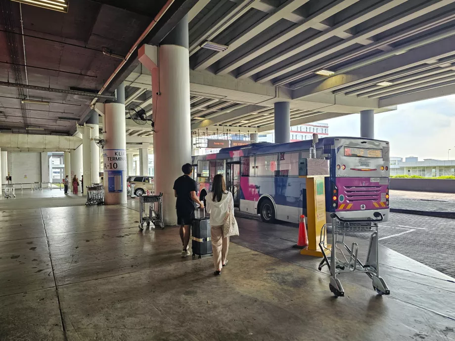 Stație de autobuz de transfer la Terminalul 2