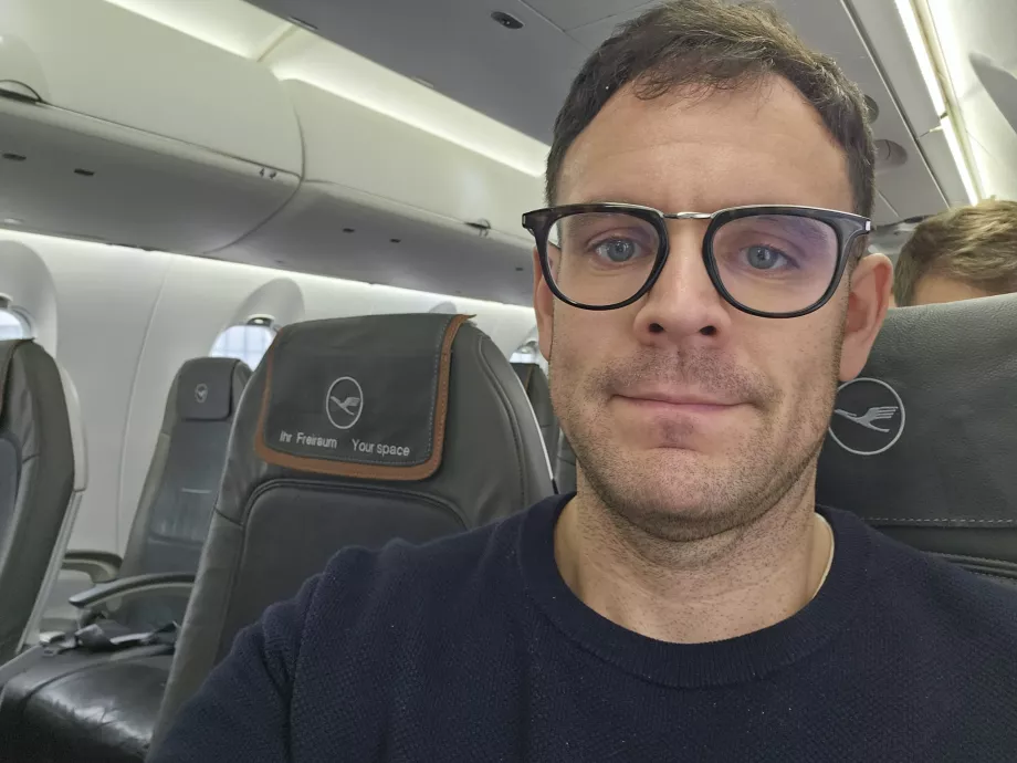 Eu și scaunul liber de lângă mine