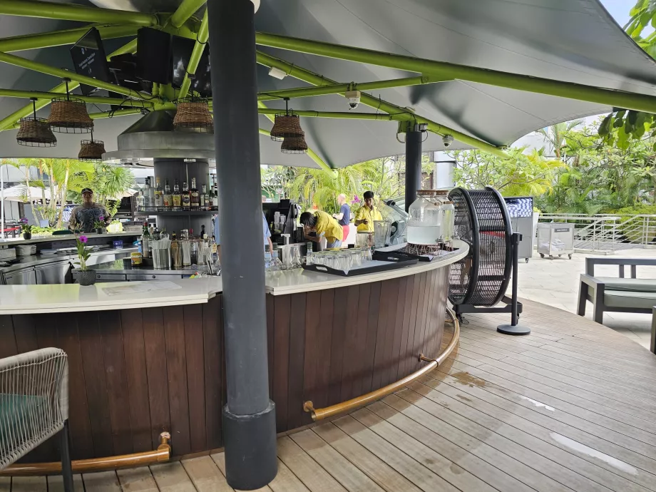 Bar lângă piscină