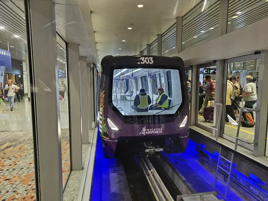 Tren automat către porțile C1-C37