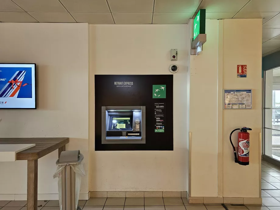 Bancomat în zona publică