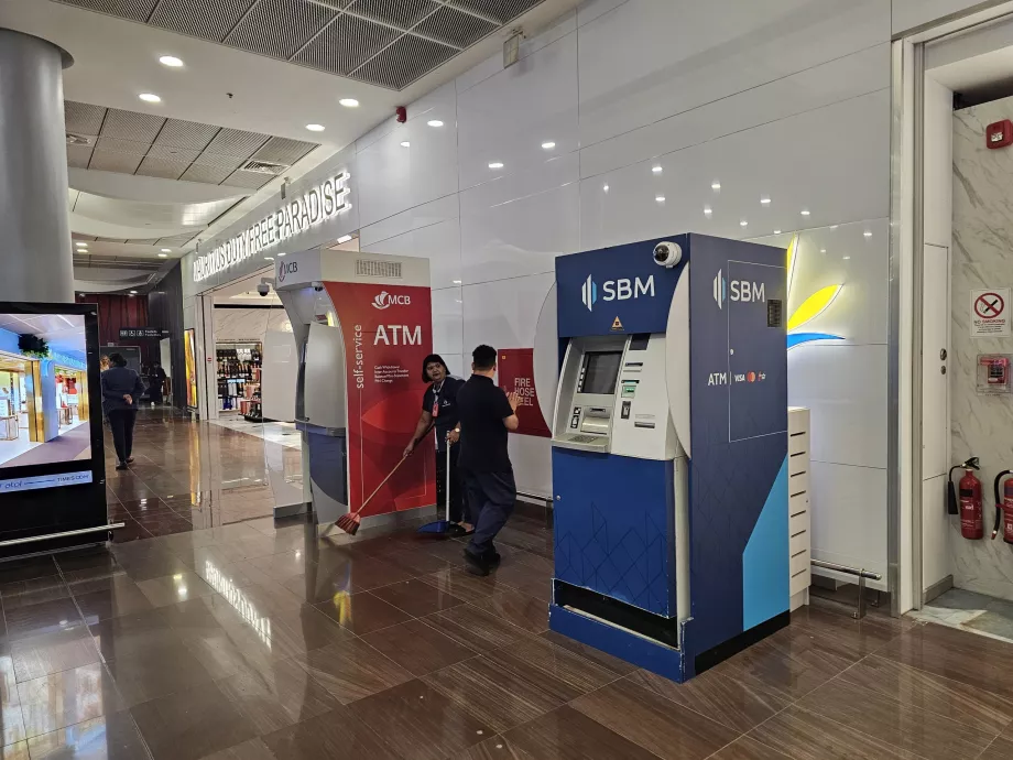 Bancomate în sala de sosiri