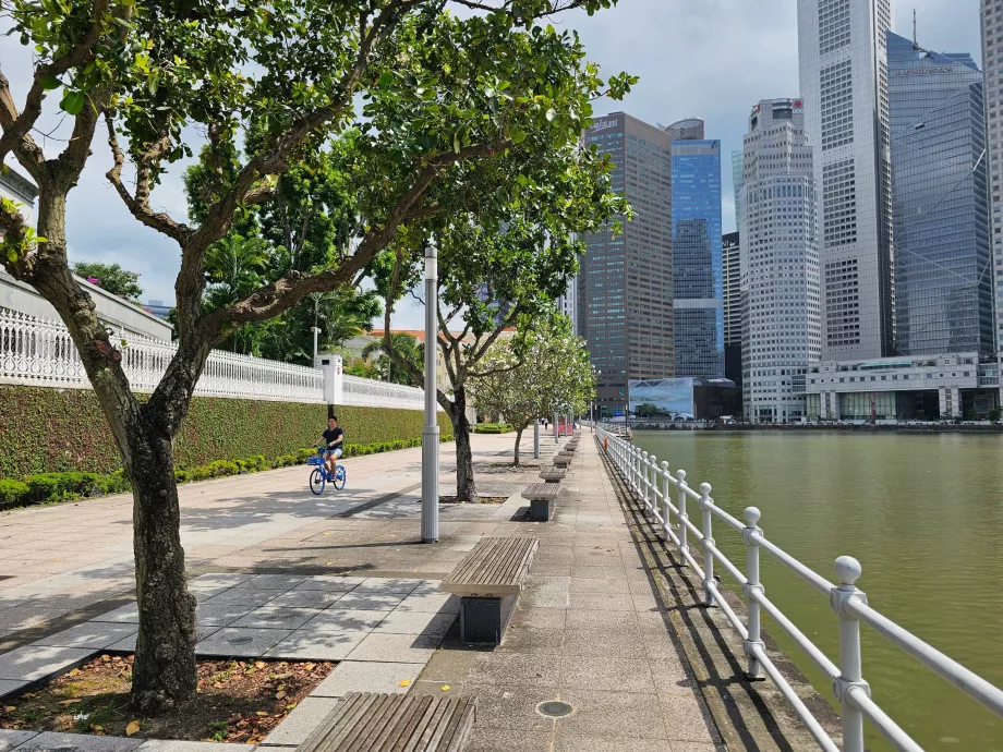 Promenadă de-a lungul râului Singapore