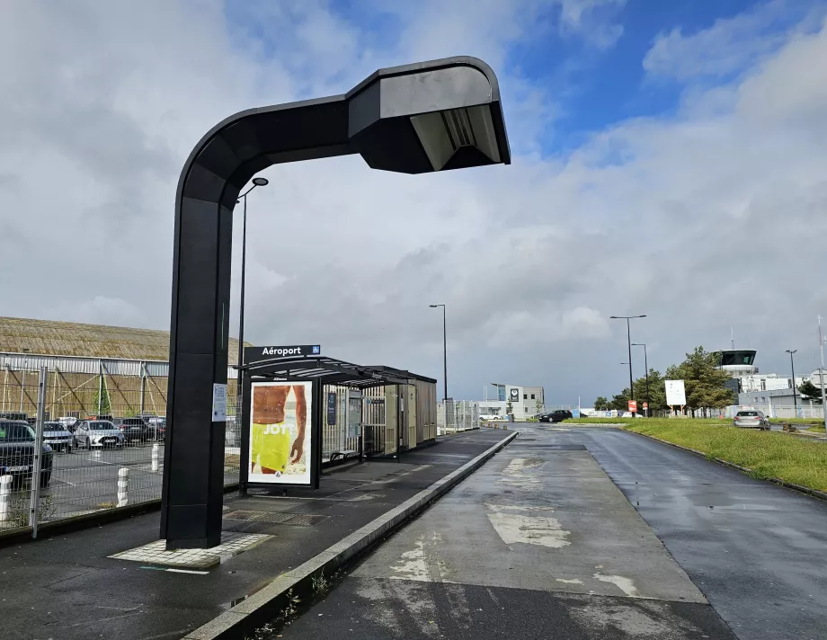 Stație de autobuz la aeroport