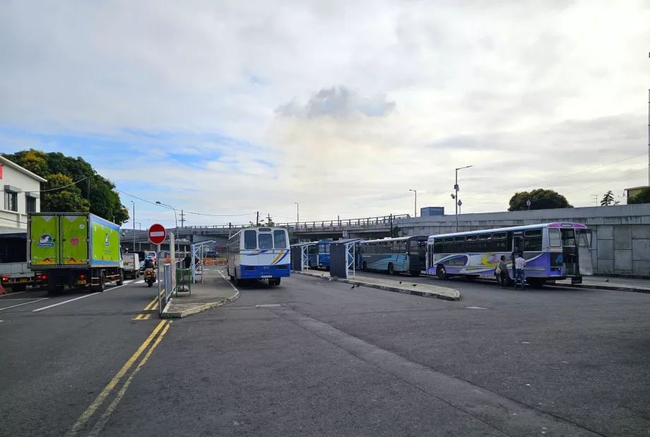 Stația de autobuz de pe strada Deschartres