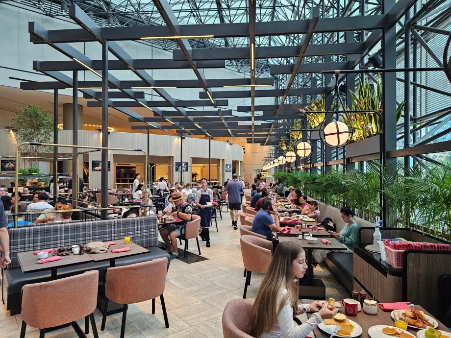 Mic dejun la restaurant