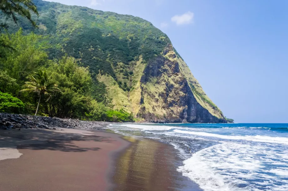 Plaja cu nisip negru din Waipio