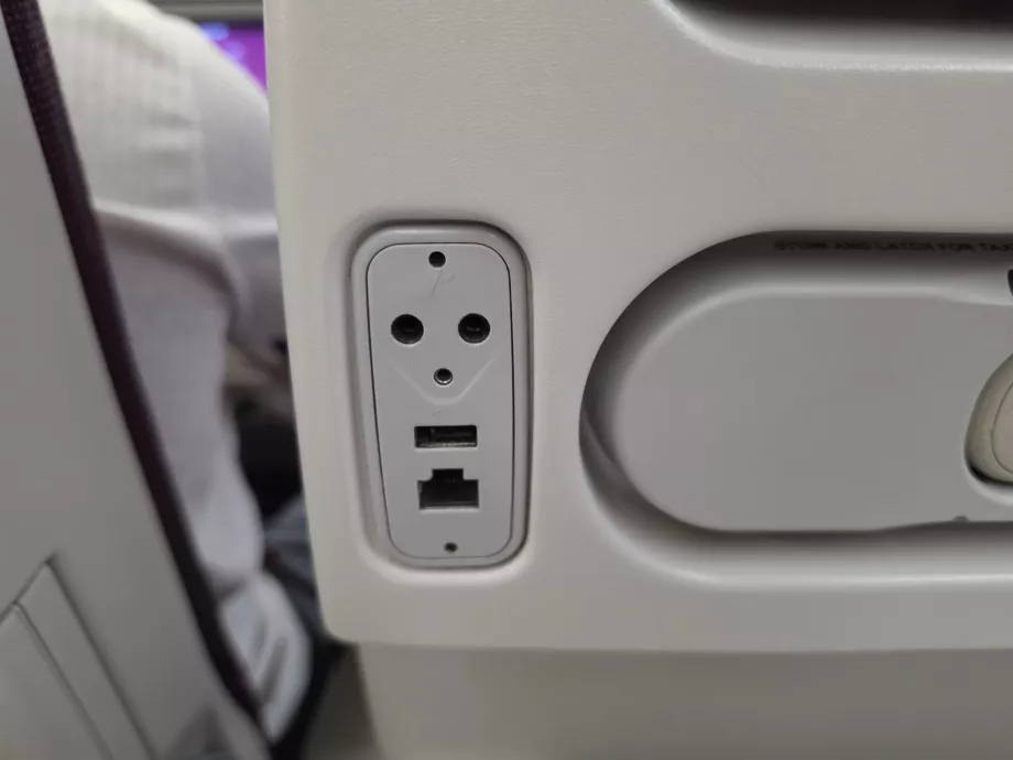 Port USB-A și conector pentru cablu Ethernet