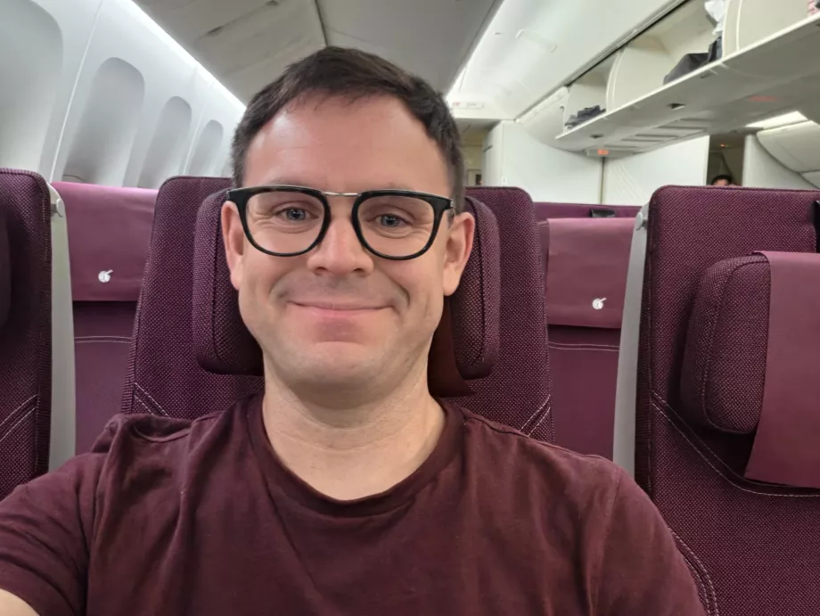Eu la Qatar Airways (tricoul meu se asortează cu culorile din cabină!)