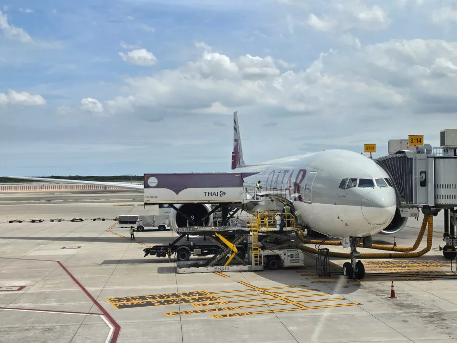 Avionul nostru Boeing 777-300 după aterizarea la Bangkok