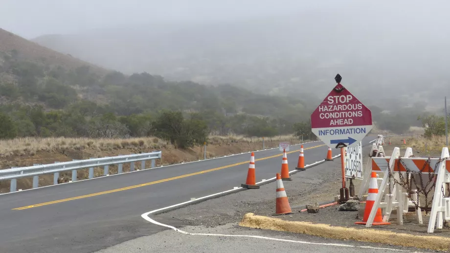 Panou informativ la începutul drumului Mauna Kea Road