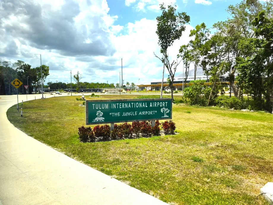 Intrarea în Aeroportul din Tulum