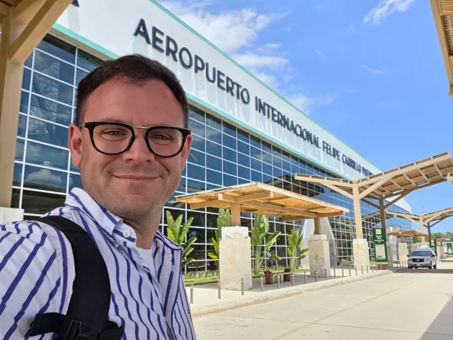 Eu în fața terminalului aeroportului din Tulum