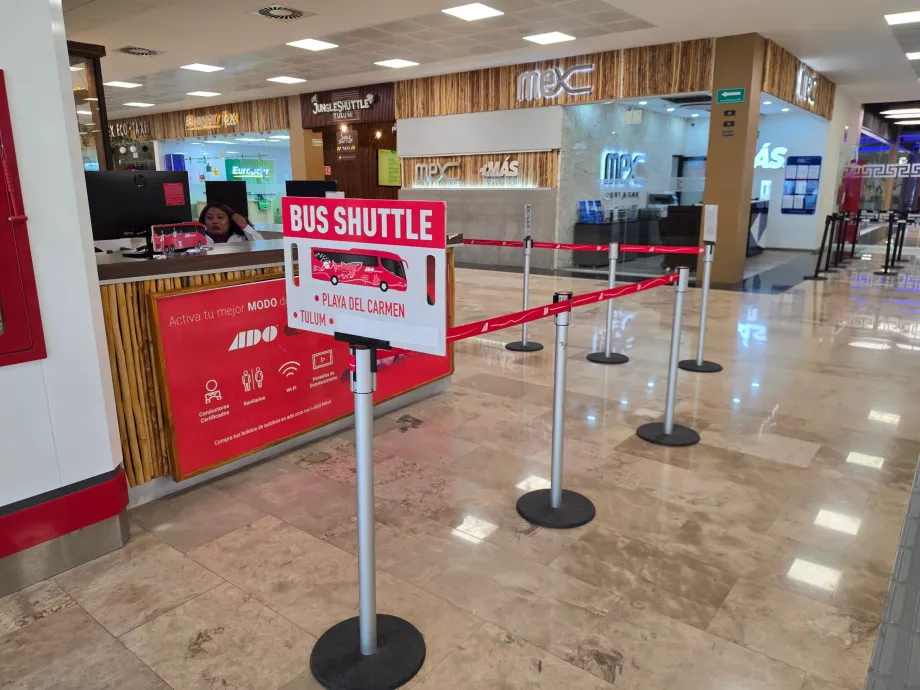 Standul companiei de autobuze ADO